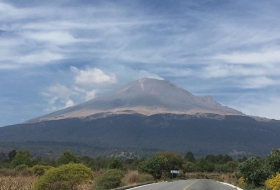 Continua activo el volcán