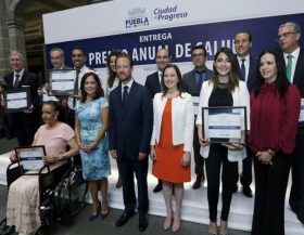 Entregan premio de Salud