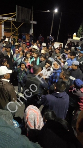 La gente se reuni&oacute; en la explanada del pueblo   