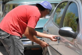 Roban coches estacionados