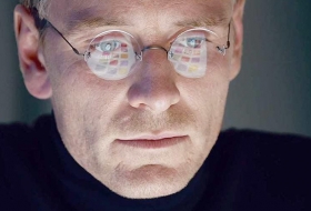 Michael Fassbender, interpretando a Steve Jobs.