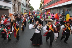 Segunda edici&oacute;n del desfile de huehues en Puebla
