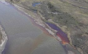 Toma aérea del sitio del derrame de diésel a las afueras de Norilsk