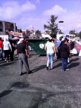 Vecinos de Amaculan cierran calle para exigir servicio de agua potable