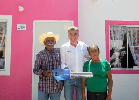 Familias reciben las llaves de sus viviendas e inaugura Unidad Alimentaria  