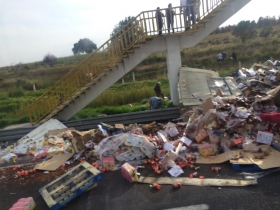 El percance ocurrió poco después de las 16:00 horas a la altura del puente de Apapaxco