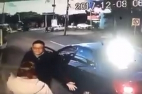 Se neg&oacute; a una revisi&oacute;n y propin&oacute; una patada a la vigilante 