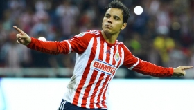 Omar Bravo seguir&aacute; en Chivas