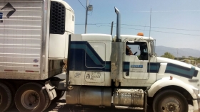 En Atzitzintla se recuper&oacute; un tractocami&oacute;n Kenworth con caja seca, de color blanco, transportaba 14 contenedores 
