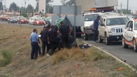 Automovilistas que circulaban por esa zona disminu&iacute;an su velocidad para observar la macabra escena