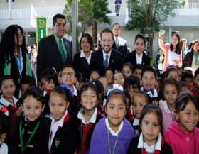 Encabez&oacute; la ceremonia de regreso a a clases