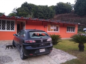 Así quedó un vehículo estacionado   