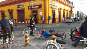 Buscan hacer conciencia mediante la proximidad social con los ciclistas, regresándolos cuando vayan en sentido contrario 