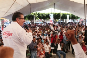 El aspirante tricolor también se reunió con habitantes de los municipios de Acatzingo y Acajete