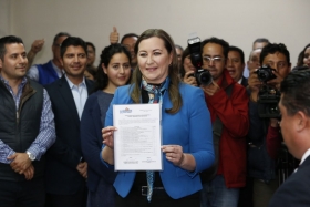 Entregó a los miembros de esta Comisión los requisitos establecidos