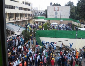 Continúan las labores de rescate de niños atrapados.