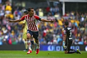 Omar Bravo se colocó en la sexta posición histórica de goleadores del clásico nacional.