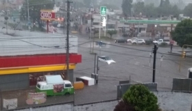 Así se formó la alberca en el bulevar Vicente Suárez