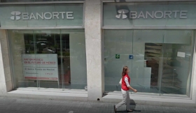 La v&iacute;ctima retir&oacute; dinero de la sucursal Banorte de Plaza Mazarik