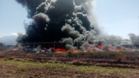 Los bomberos arribaron al sitio e iniciaron las labores para sofocar el fuego