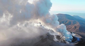 Columnas de humo y ceniza de 400 metros.