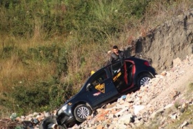 La unidad quedó en un pequeño barranco    